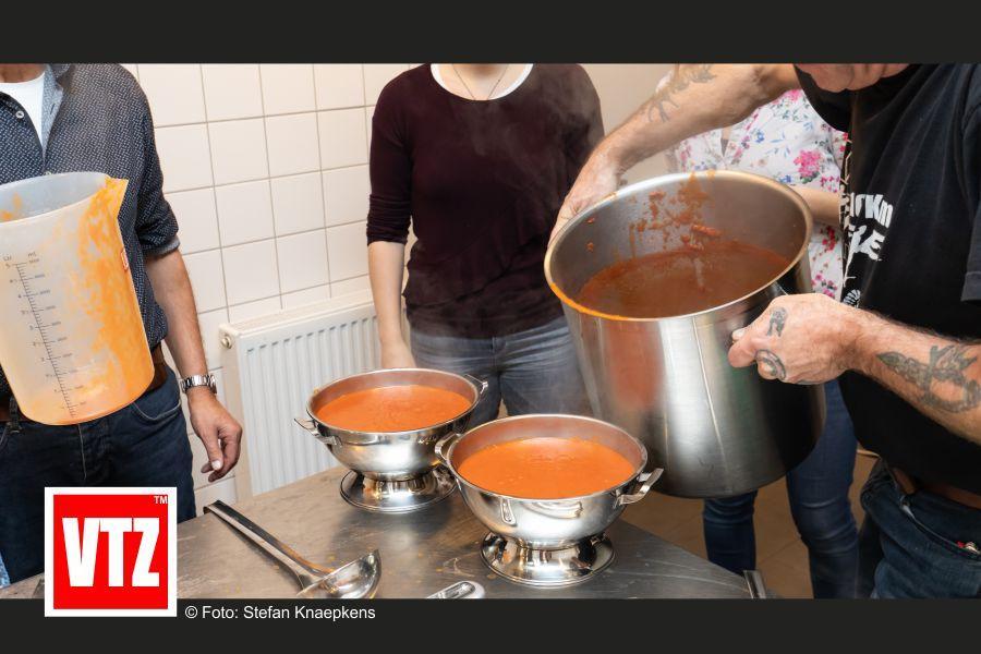 warm_buffet_tomatenroomsoep_afvullen_1.jpg